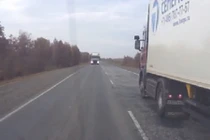 Ô tô vượt làn đường, bị đâm chổng vó 