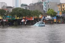 Xem hà bá nuốt gọn ôtô, xe máy trên phố Hà Nội