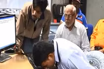 Chàng trai gõ máy tính bằng mũi xác lập kỷ lục thế giới