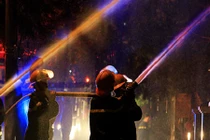 Clip ngọn lửa cao hàng chục mét tại bar Luxury Hà Nội