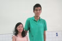 Nỗi khổ của chàng trai có chiều cao 2,03 mét