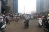Hàng trăm xe máy lao trên bậc thang tòa nhà cao nhất VN