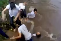 Nhóm nam nữ sinh nghịch dại ném bạn gái xuống mương