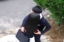 Cặp đôi sinh viên thản nhiên ôm, hôn nhau nơi công cộng