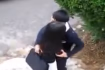 Cặp đôi sinh viên thản nhiên ôm, hôn nhau nơi công cộng