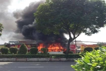 Clip: xe chở bệnh nhân cháy dữ dội... trơ khung ở TP HCM