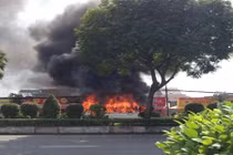 Clip: xe chở bệnh nhân cháy dữ dội... trơ khung ở TP HCM