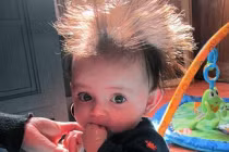 Phì cười với kiểu tóc “không cần vuốt keo” của bé