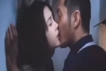 Đỏ mặt xem trai đẹp “cưỡng hôn” người yêu