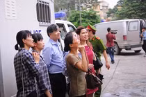 Vợ Dương Chí Dũng hôn gió tiễn chồng về trại giam