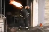 Lính cứu hỏa dũng cảm ôm bình gas ra khỏi đám cháy