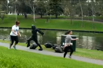 Hoảng hốt khi bị “ma túi bóng” đuổi theo