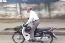 Bất ngờ ông cụ tóc bạc phơ đánh võng xe máy