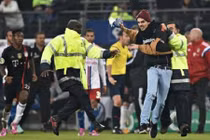 Clip Frank Ribery bị tấn công bởi cổ động viên quá khích