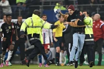 Clip Frank Ribery bị tấn công bởi cổ động viên quá khích