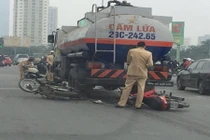 Xe chở xăng đâm liên tiếp 9 xe máy ở Hà Nội