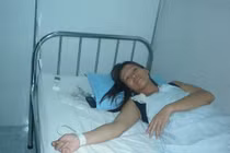 Bị bẻ cổ ngất xỉu vì kiện kẻ “hại đời” con gái?