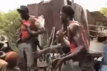 Nghịch dại: đưa súng cho khỉ, lính chạy tán loạn