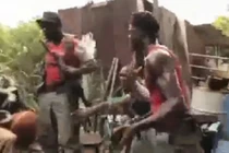 Nghịch dại: đưa súng cho khỉ, lính chạy tán loạn