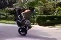 Xe phanh gấp, đôi trai gái “mài” mặt xuống đường