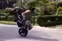 Xe phanh gấp, đôi trai gái “mài” mặt xuống đường