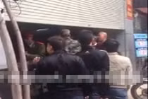 “Thương binh” kéo nhau vào Ngân hàng đánh bảo vệ?