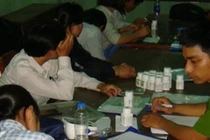 Bắt gọn nhóm người hành nghề y dạo