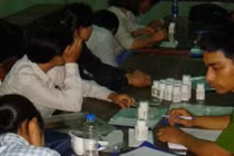 Bắt gọn nhóm người hành nghề y dạo