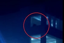 Sinh viên “đá lưỡi” gần 2 tiếng ngay trên tầng 5 nhà trường