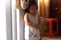 Em bé khoanh tay xin lỗi mẹ cực kỳ dễ thương