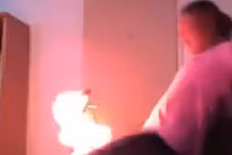 Đang nhảy tưng tưng thì bị lửa thiêu