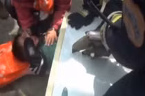 Nghẹt thở giải cứu bé trai 2 tuổi bị kẹt trong máy giặt