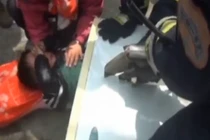 Nghẹt thở giải cứu bé trai 2 tuổi bị kẹt trong máy giặt