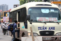 Đường tắc, xe khách vẫn thản nhiên dừng đón khách ở HN