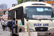 Đường tắc, xe khách vẫn thản nhiên dừng đón khách ở HN