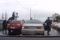 Khiêu chiến nhầm võ sĩ, trai trẻ bị đánh tơi bời