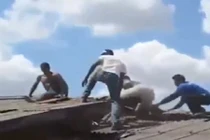 Leo nóc nhà chạy trốn, tên trộm vẫn bị tóm sống