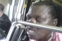 Những hành động... không giống ai nơi công cộng (6)