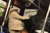 Chửi bới người khác trên xe buýt, bị đánh túi bụi