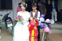 Ảnh độc đáo và hài hước về dép tổ ong “huyền thoại”