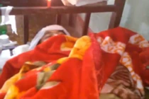 Phản cảm nhóm nam sinh “tế sống” bạn lúc ngủ