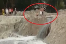 Anh hùng cứu đập... bị nước cuốn trôi