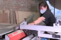 Thủ khoa thất nghiệp làm... thợ mộc