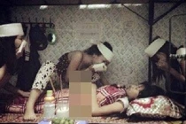 Phản cảm trò đùa “tế sống” của nữ sinh