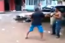 Thanh niên hổ báo, bị cụ già đánh gục tại trận