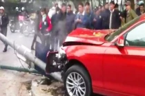 BMW đỏ rực đâm gãy cột điện