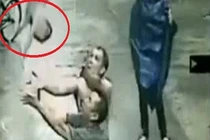 Nín thở cảnh hứng bé rơi từ nhà cao tầng xuống đất 