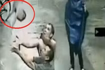 Nín thở cảnh hứng bé rơi từ nhà cao tầng xuống đất 