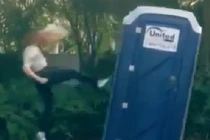 Gái trẻ nổi khùng vì phải đợi chờ đi WC