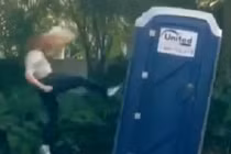 Gái trẻ nổi khùng vì phải đợi chờ đi WC